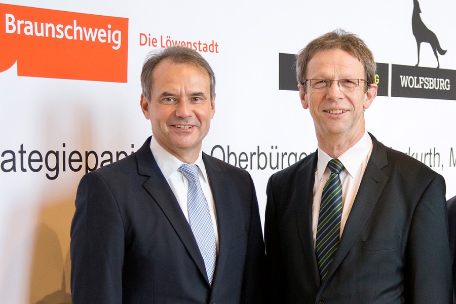 Die langjährigen Oberbürgermeister von Braunschweig und Wolfsburg, Ulrich Markurth (SPD) und Klaus Mohrs (SPD), treten nicht mehr an. (Archivbild)