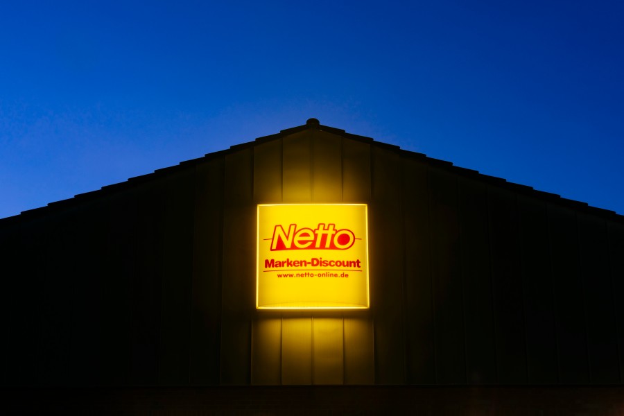 Ein Fahranfänger ist im Kreis Hildesheim in einen Netto gekracht. (Symbolbild)