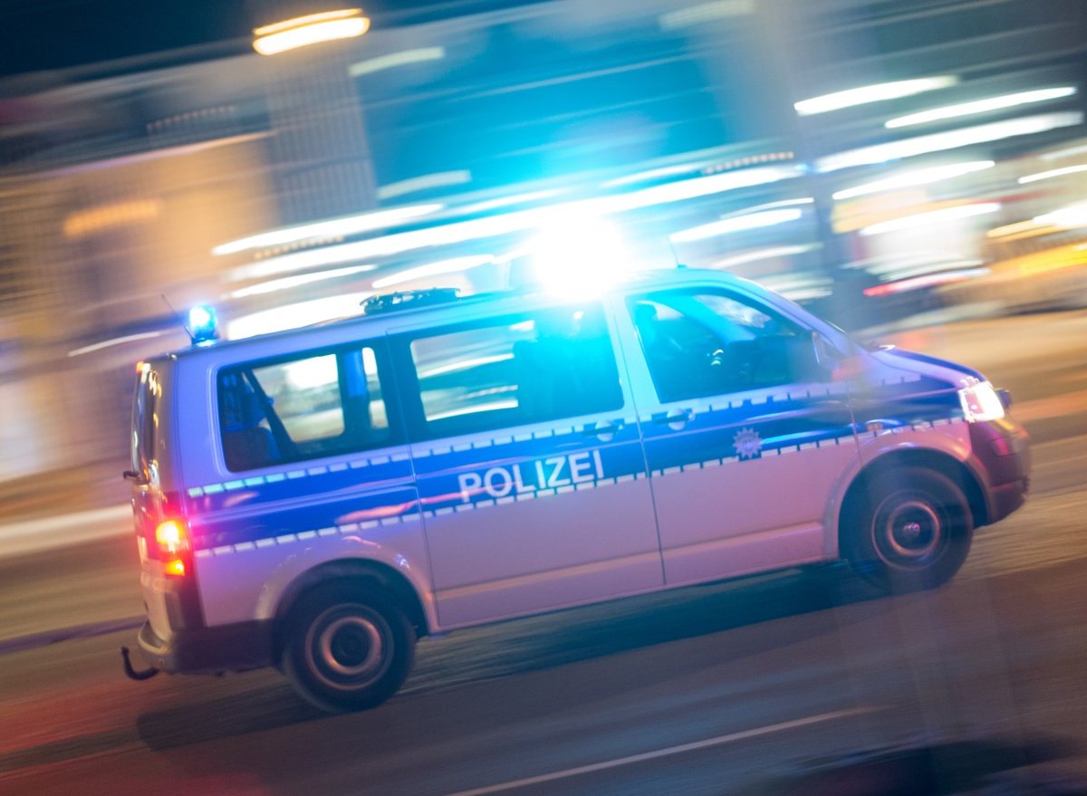 polizei blaulicht abend abends nacht nachts symbolbild