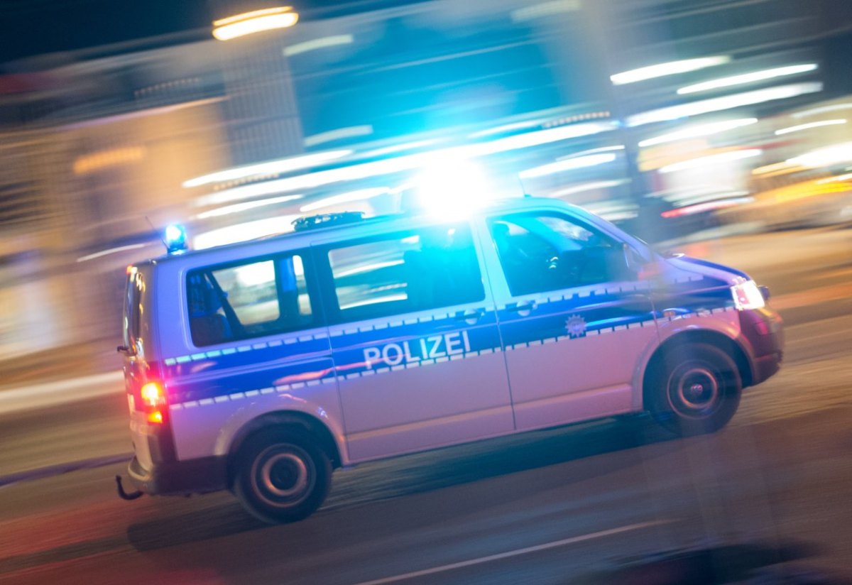 polizei blaulicht abend abends nacht nachts symbolbild