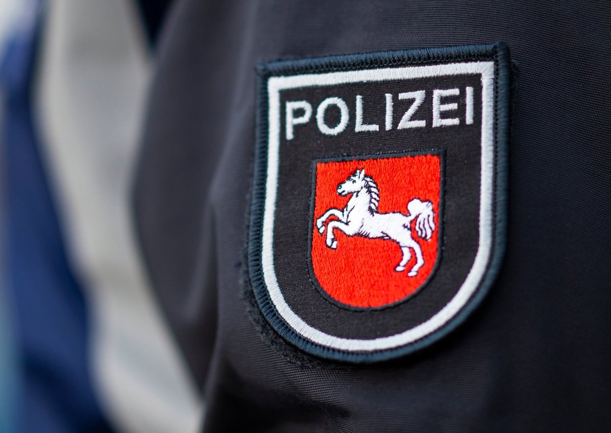 polizei polizist hannover niedersachsen symbolbild uniform