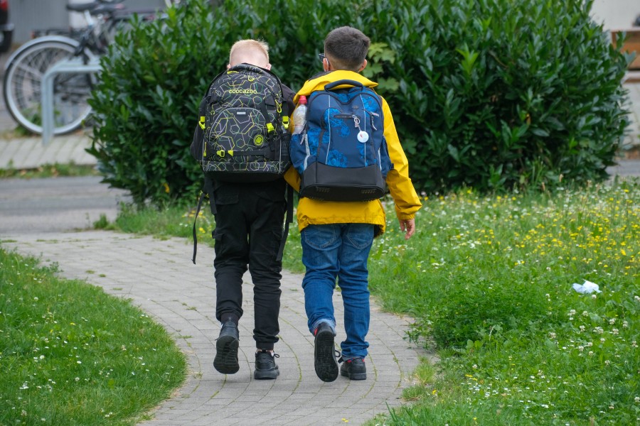 Schulstart in NRW: Experten raten zum Fußweg. 