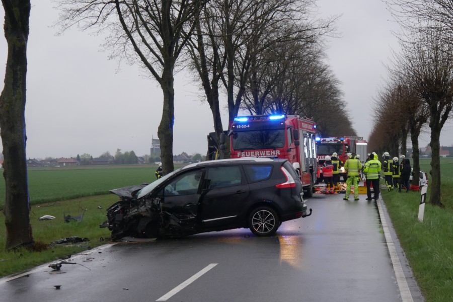 Der Fahrer dieses Renault setzte zum Überholen an...