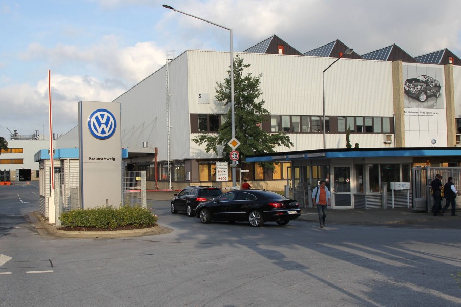 Das VW Werk in Braunschweig. Hier soll es einen Warnstreik geben. (Archivbild)