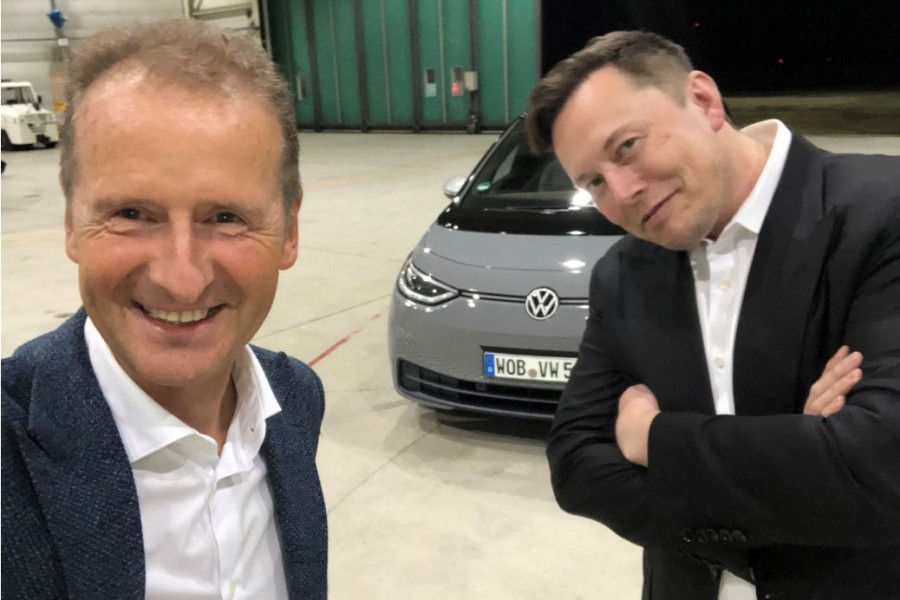 Hier lächeln VW-Boss Herbert Diess und Tesla-Chef Elon Musk gemeinsam in die Kamera. (Archivbild)