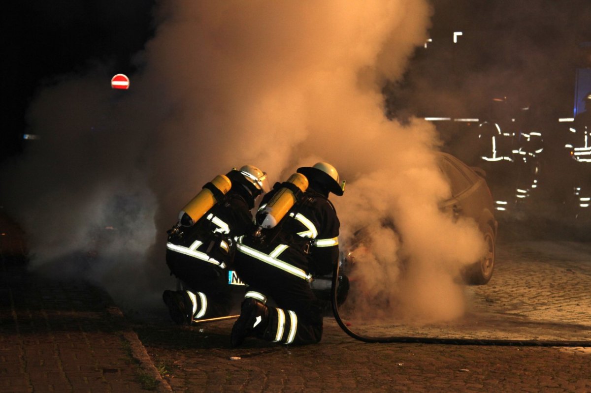 vw golf hybrid flammen autobrand feuerwehr felsberg