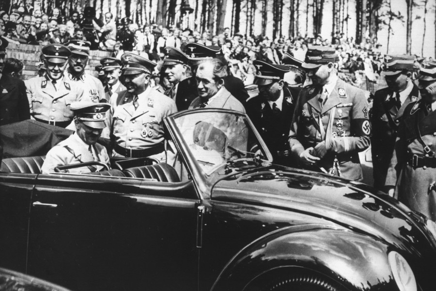 Adolf Hitler begutachtet auf der Rückbank sitzend den ersten Wagen vom Typ Käfer, der 1936 bei der "Gesellschaft zur Vorbereitung des deutschen Volkswagens" in Stuttgart nach den Entwürfen des Automobilkonstrukteurs Ferdinand Porsche (Mitte, ohne Kopfbedeckung) gebaut wurde (undatiertes Archivbild). 