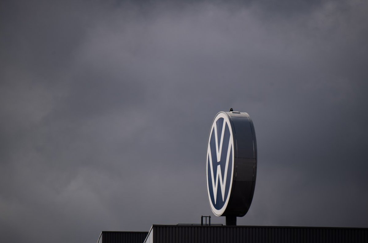 vw logo hannover graue dunkle wolken zahlen 2021