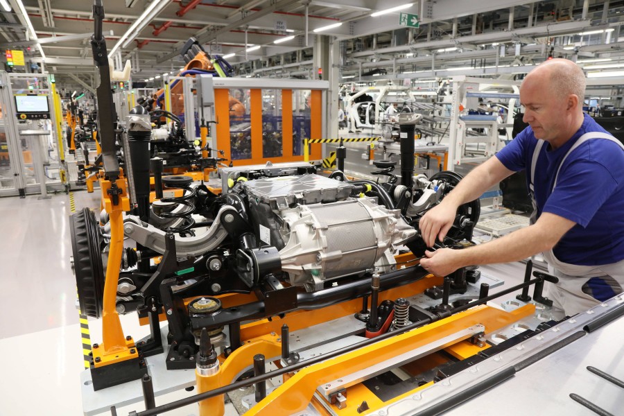 VW verkürzt die Arbeitszeit der Mitarbeiter im Werk in Emden. Doch das ist kein Grund zur Freude. (Symbolbild)