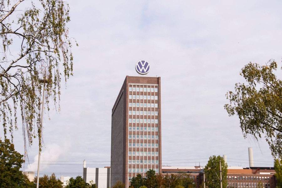 VW tauscht diverse Sim-Karten bei den Dienstsmartphones aus. 