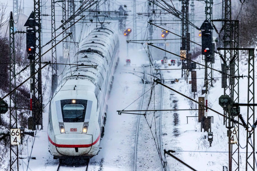 Bei der Deutschen Bahn gibt es noch immer wetterbedingte Probleme.