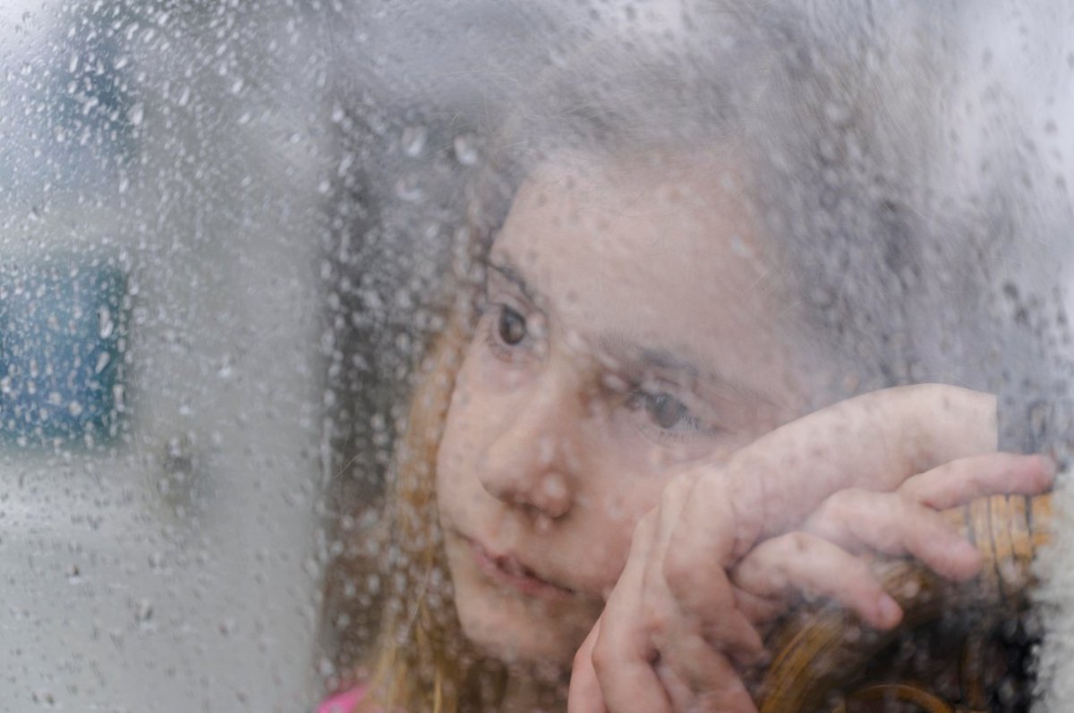 wetter niedersachsen kind mädchen fenster regen wochenende