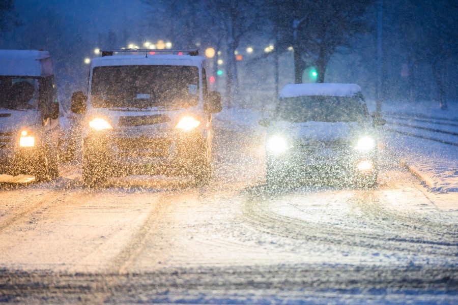 Winter-Wetter im April in Niedersachsen: Autos fahren am frühen Morgen bei Schneefall durch die Region Hannover.