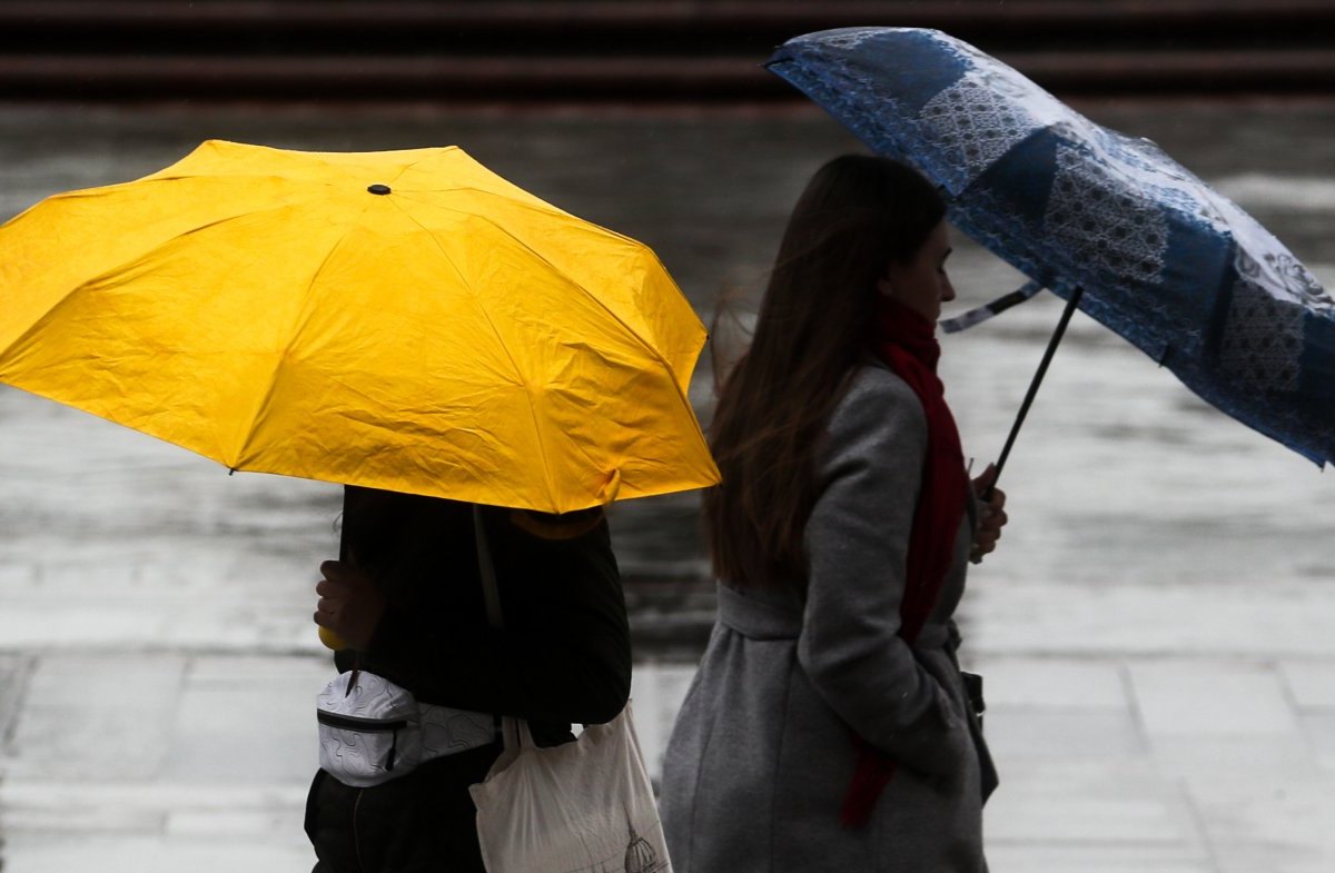 wetter regen niedersachsen sturm regenschirm frauen