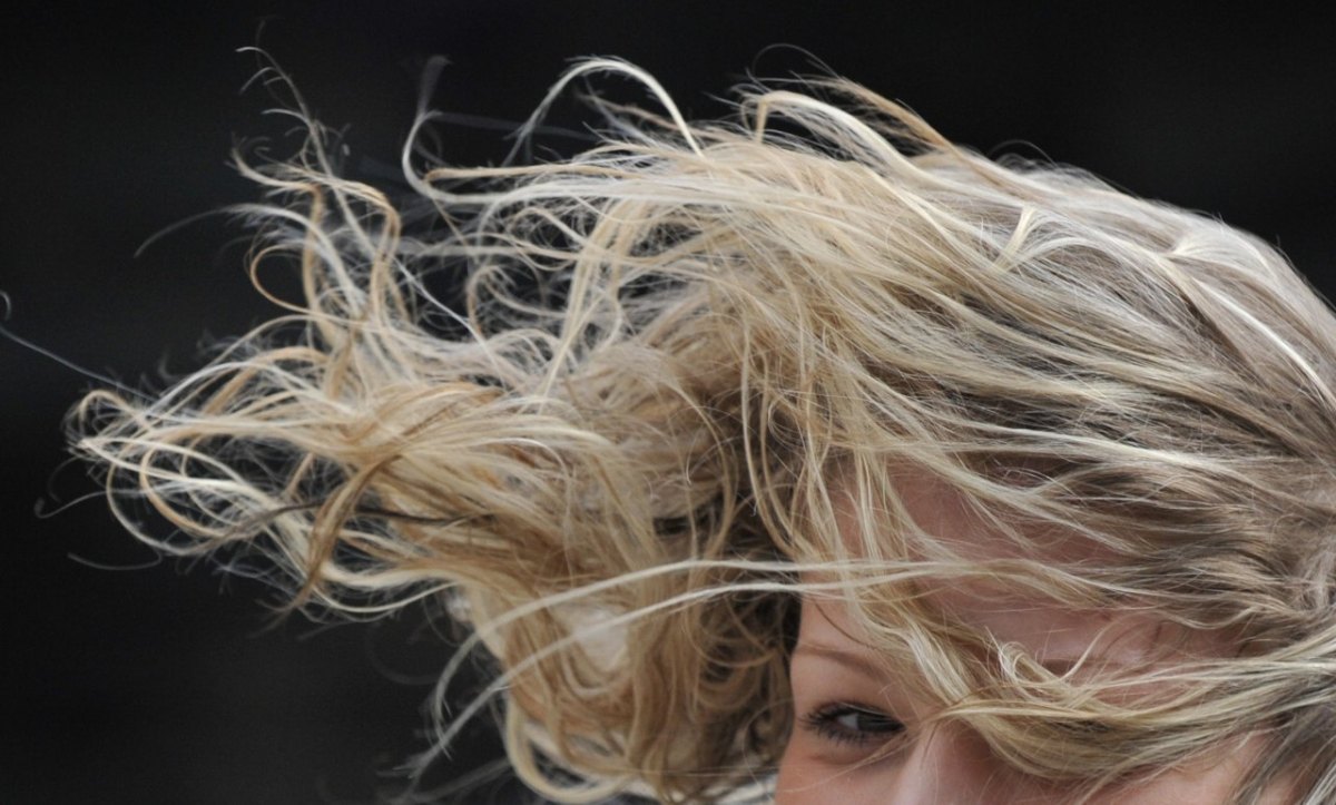 wind sturm frau haare