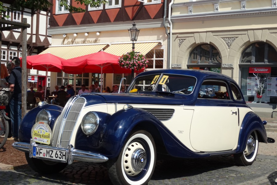 Ein Oldtimer in der Innenstadt von Wolfenbüttel (Archivbild).