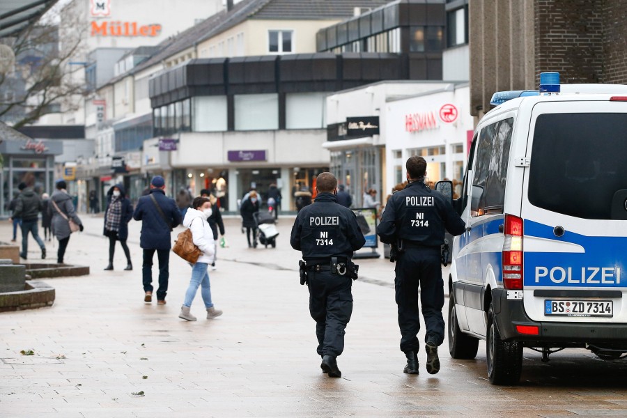 Die Polizei Wolfsburg kontrolliert in der Innenstadt. (Archivbild)