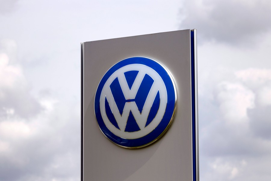 Wolfsburg: Das Kleberphantom hat sich wieder an einem Volkswagen vergriffen.