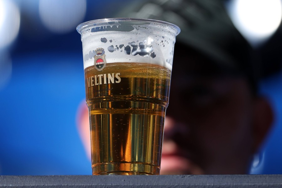 Bier im Stadion wird vielerorts teurer (Symbolbild).