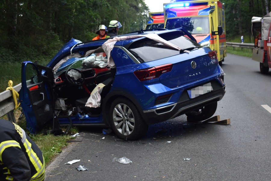 Die Fahrerin des T-Roc wurde bei dem Unfall in ihrem Wagen eingeklemmt.