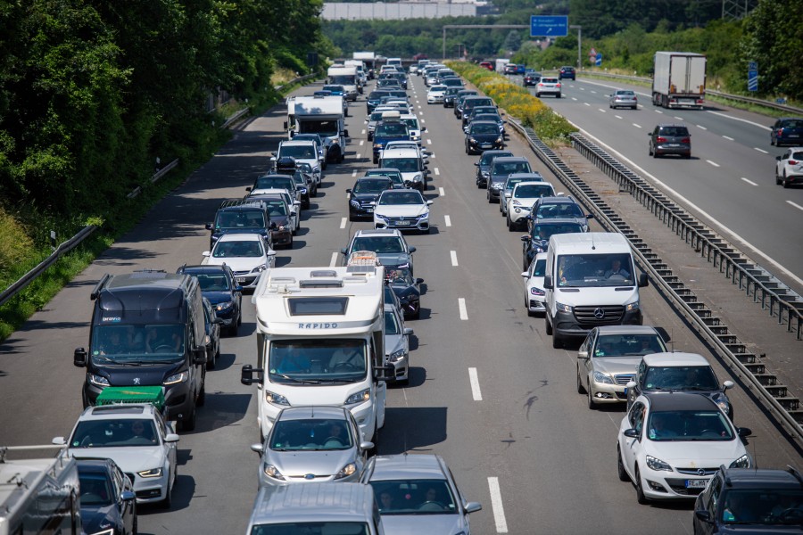 Für viele Pfingsturlauber hat die Reise am Freitag mit einem Stau auf der Autobahn begonnen. (Symbolbild)