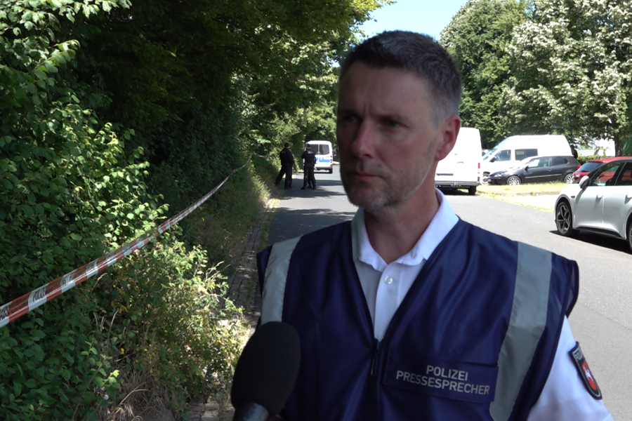 Salzgitters Polizeisprecher Matthias Pintak steht in der Nähe des Fundorts der Mädchen-Leiche. Er hat eine wichtige Bozschaft.  