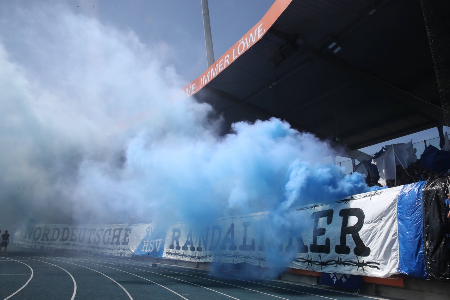 Im Eintracht-Stadion kam es im Gastbereich zu unschönen Szenen. Ein Polizist wurde verletzt. 