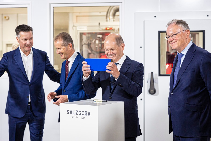 Gute Laune bei VW in Salzgitter: Thomas Schmall (l-r), Konzernvorstand Technik der Volkswagen AG, Herbert Diess, Vorstandsvorsitzender von VW, Bundeskanzler Olaf Scholz (SPD) und Stephan Weil (SPD), Ministerpräsident von Niedersachsen