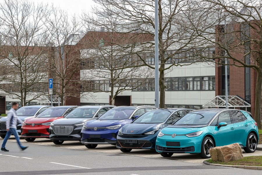 Ab sofort müssen auch Fahrer von E-Autos wieder ein Parkticket in Wolfsburg ziehen. (Symbolbild)