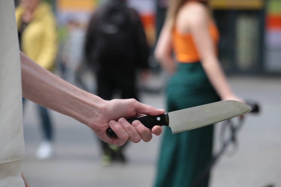 Wolfsburg: Ein Streit am Hauptbahnhof eskaliert - und es wird sogar ein Messer gezückt! (Symbolbild) 