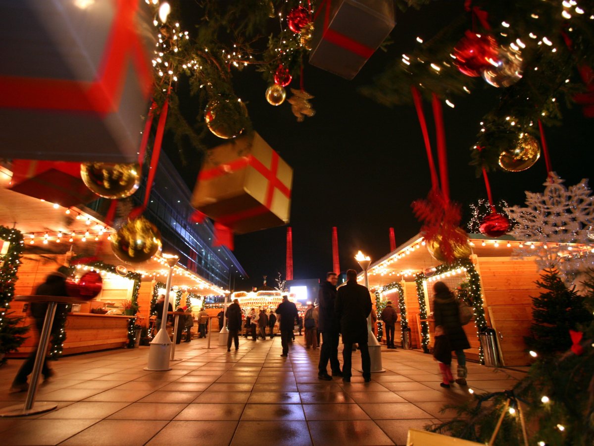 Weihnachtsmarkt Wolfsburg Stände mit Besuchern