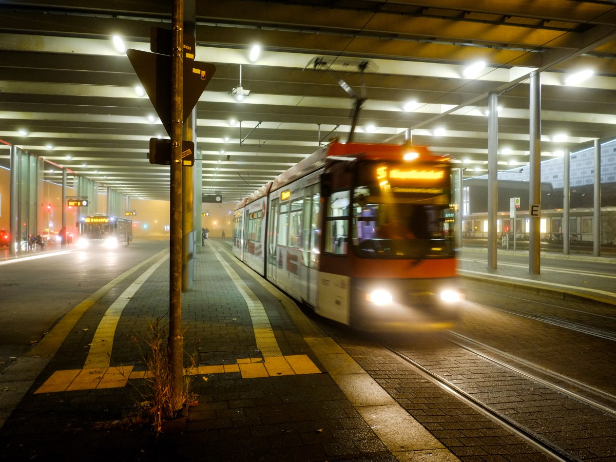 Straßenbahn fährt nachts am Braunschweiger Hauptbahnhof los