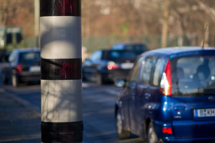 Blitzersäule und ein vorbeifahrendes Auto