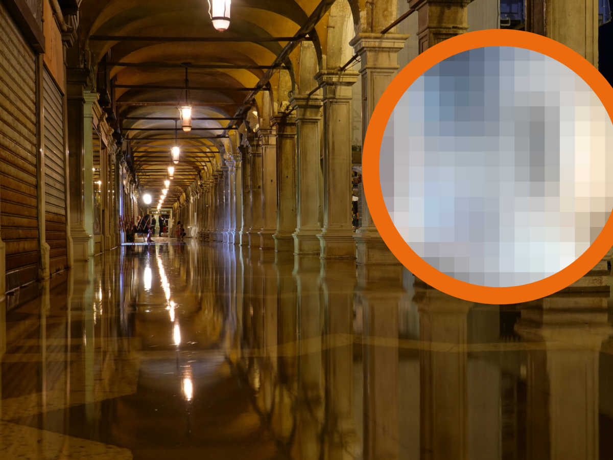 Wasserschaden in Museum mit verpixelten Bild in der Ecke montiert