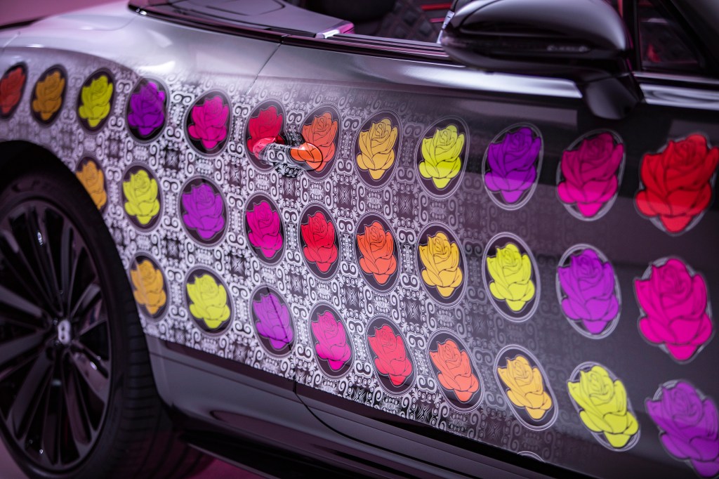 Buntes Blumendesign auf Bentley-Modell