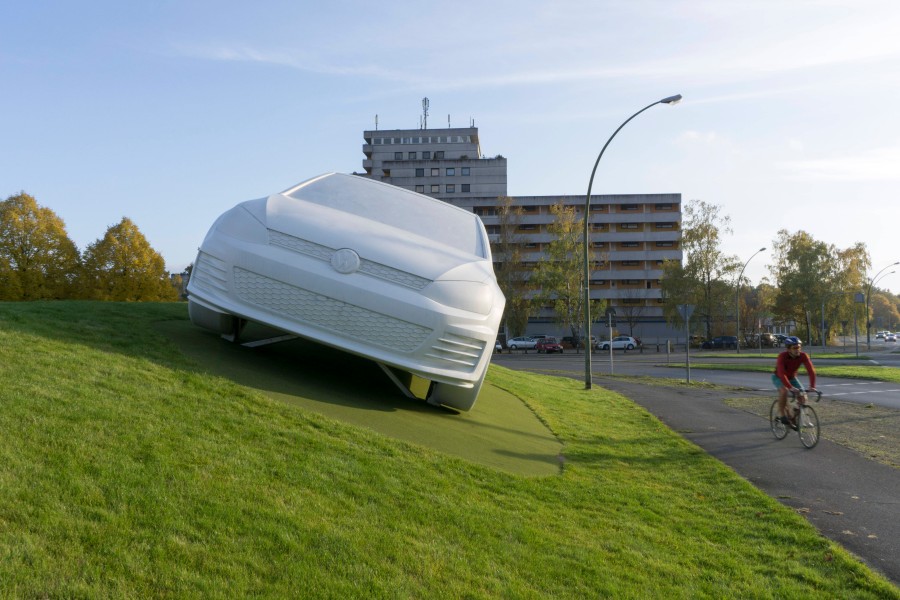 Satter grüner  Rasen um die Golfskulptur – doch das restliche Wolfsburg soll Wasser sparen. (Archivbild)