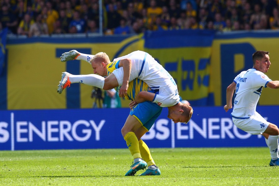 Bei Eintracht Braunschweig gegen SV Darmstadt lieferten Henning und Holland sich einen akrobatischen Zweikampf.