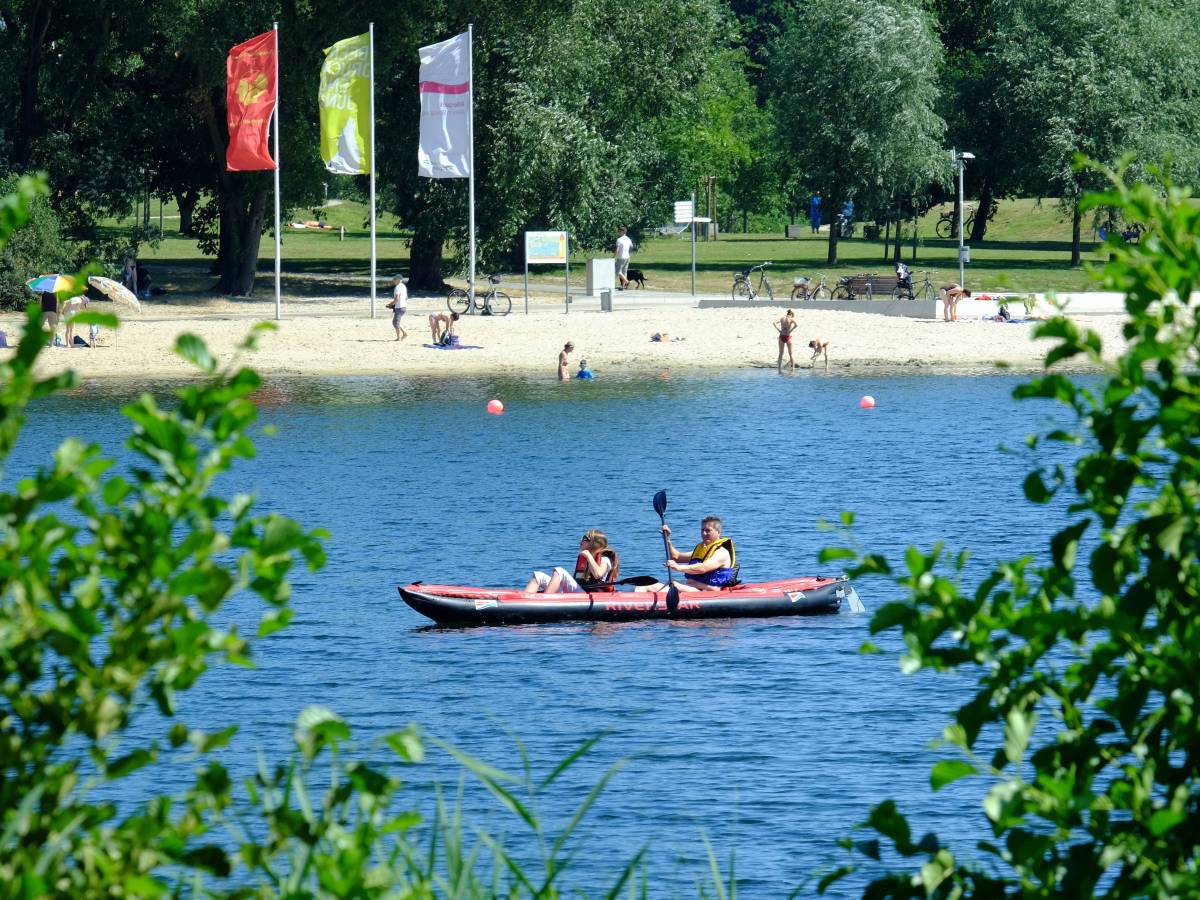 Blick auf den Allersee in Wolfsburg mit einem Kanu