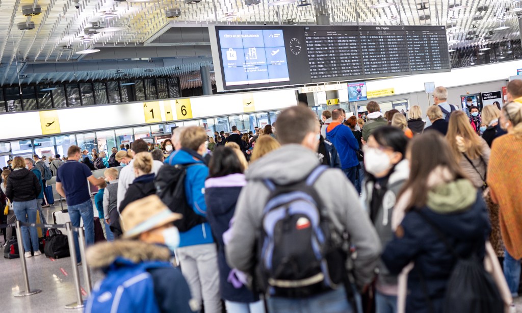 Lange Warteschlange vor Flughafen-Schalter