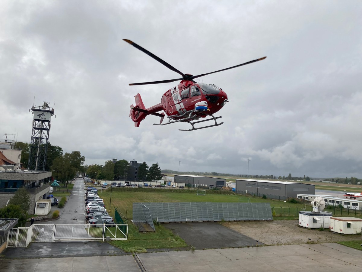 Ein Hubschrauber ist in Braunschweig im Schwebeflug unterwegs!