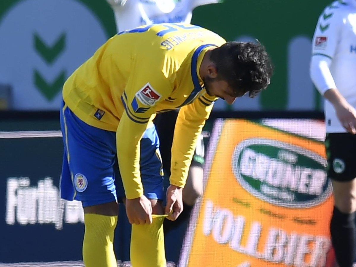 Onur Bulut zieht sich nach einer Niederlage mit Eintracht Braunschweig die Stutzen hoch.