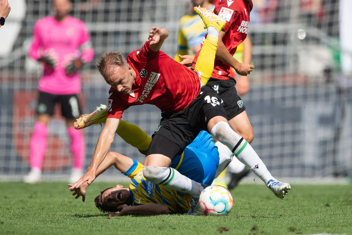 Zweikampf bei Hannover gegen Braunschweig.