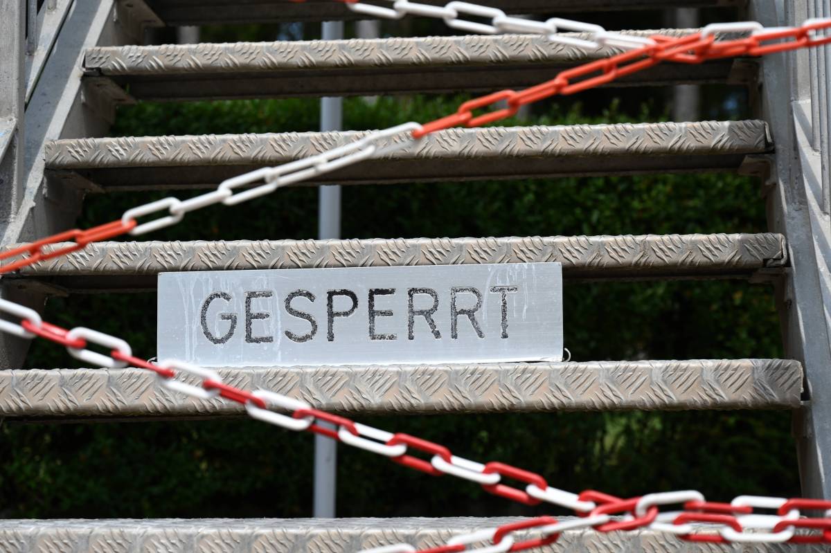 Gesperrt Schild vor Springturm