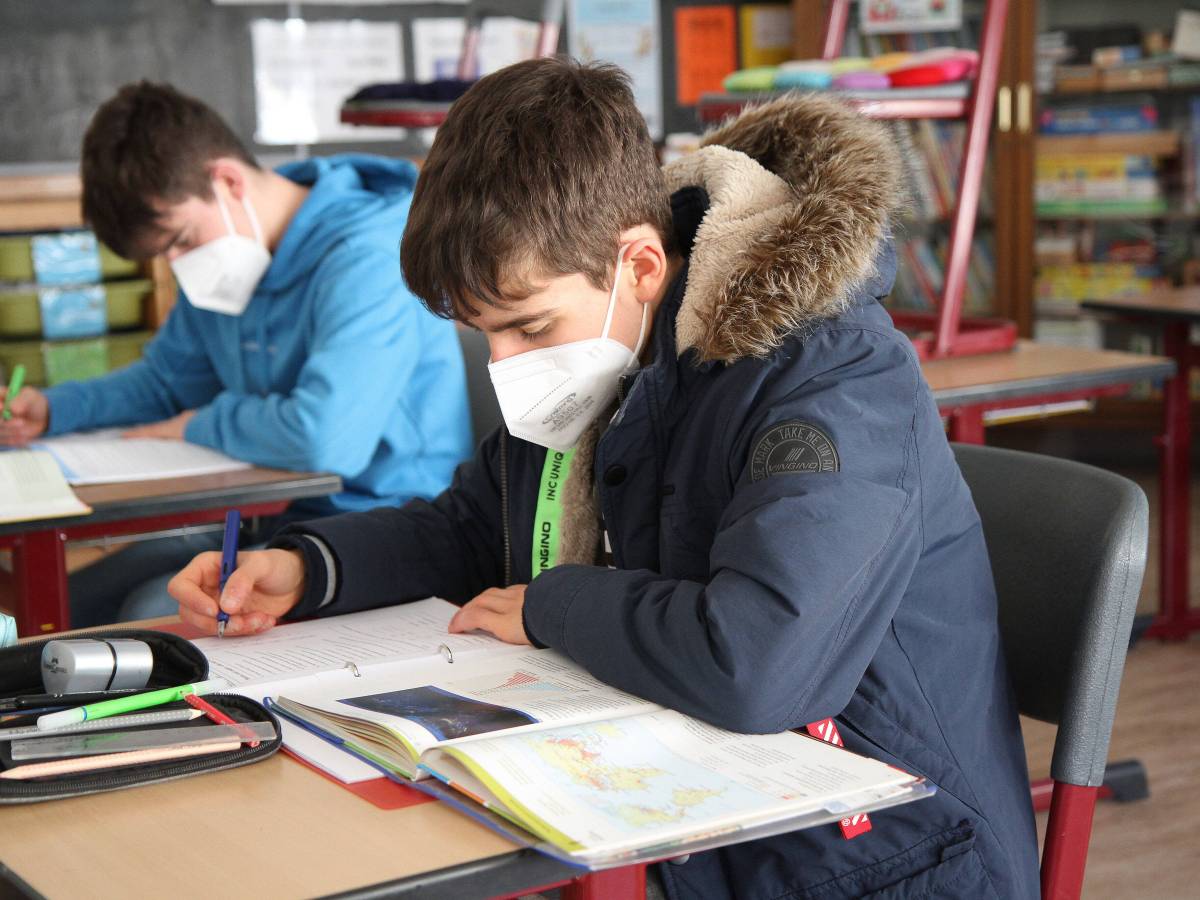 Braunschweig Schüler sitzen in Winterjacken in der Klasse