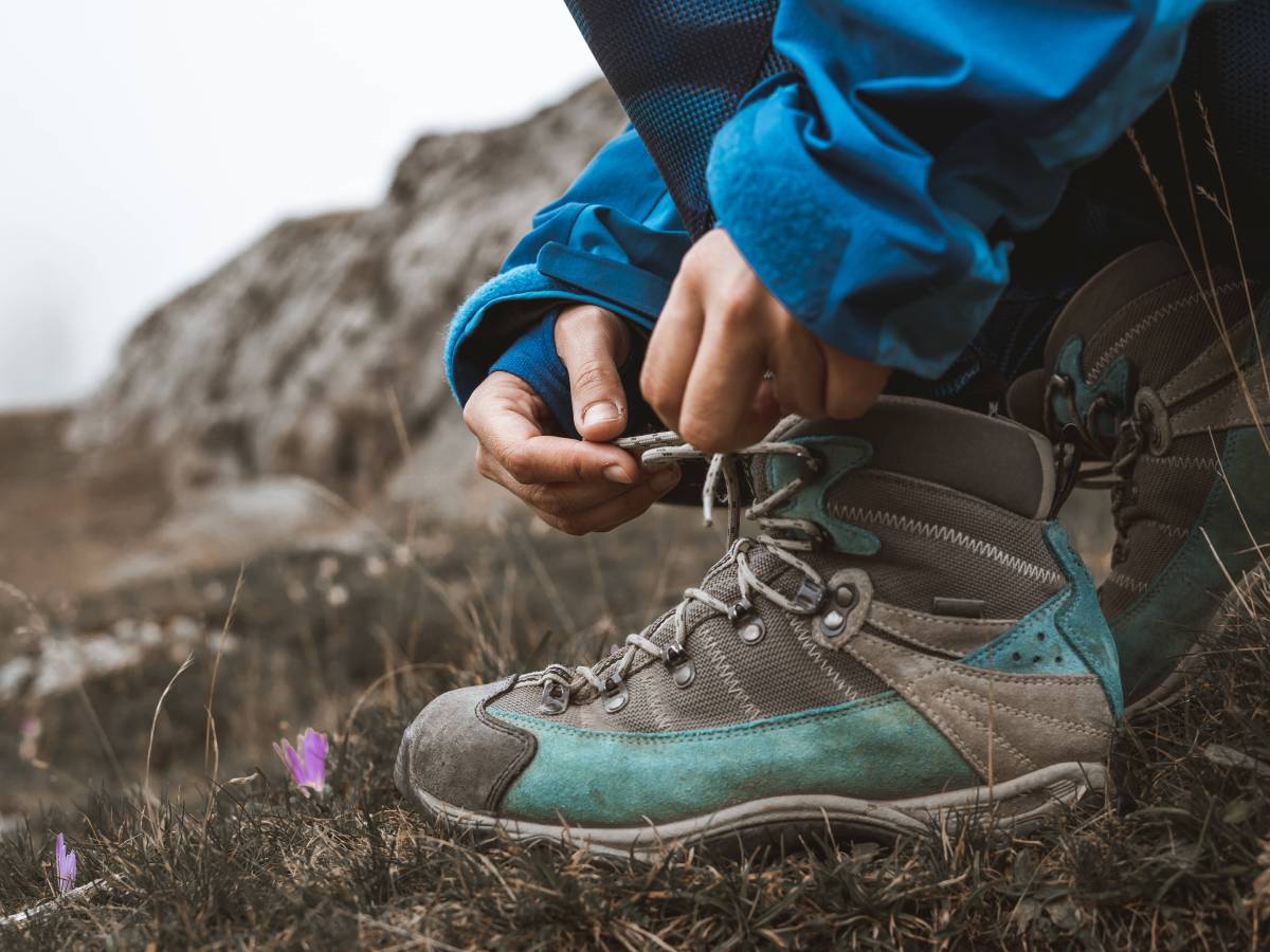 Wanderer bindet sich die Schuhe zu