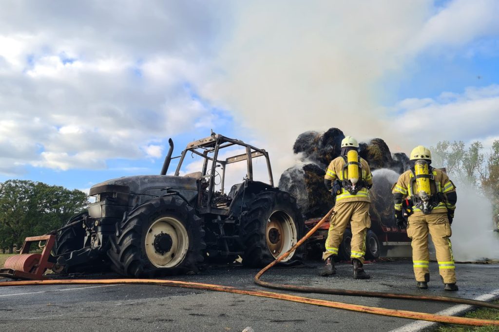 Auch ein brennender Trecker beschäftigte die Feuerwehr am Mittwoch.