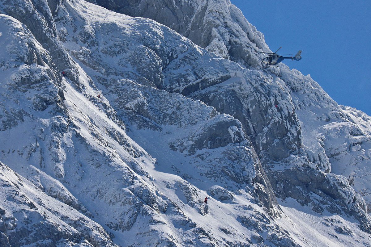 Bergretter suchen am Hochkalter bei Ramsau bei Berchtesgaden nach einem 24-jährigen Bergsteiger.