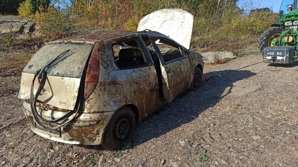 Die Einsatzkräfte haben ein Wrack aus der Talsperre gefischt.