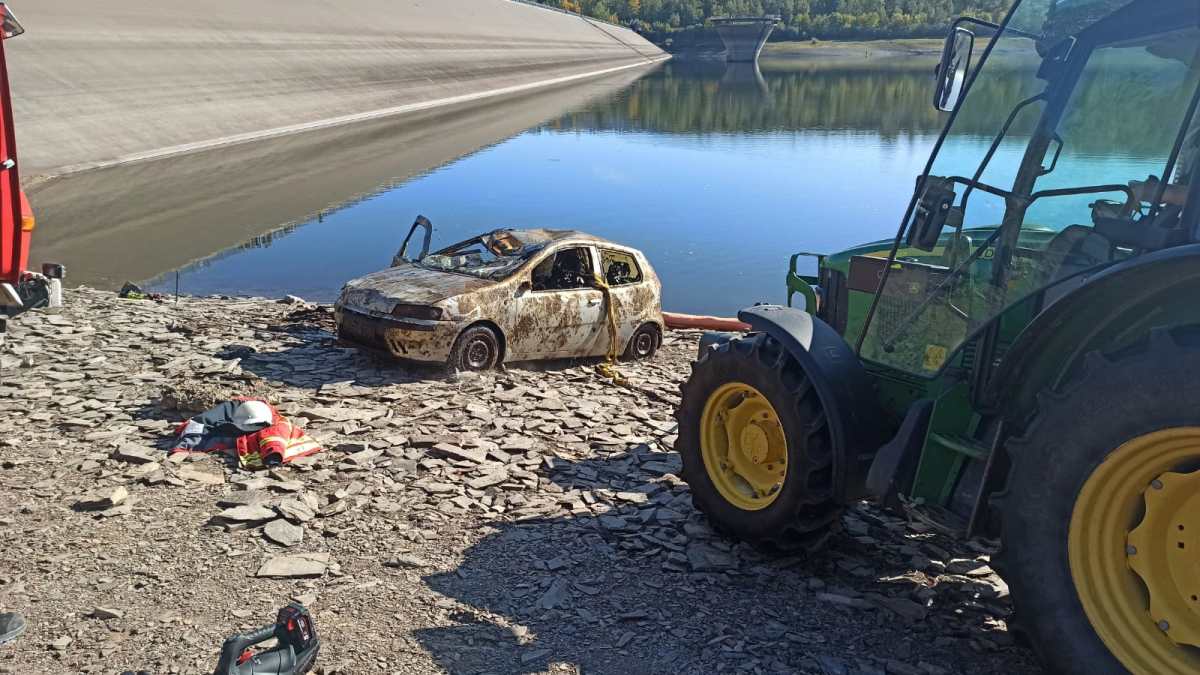 Die Einsatzkräfte haben ein Wrack aus der Talsperre gefischt.