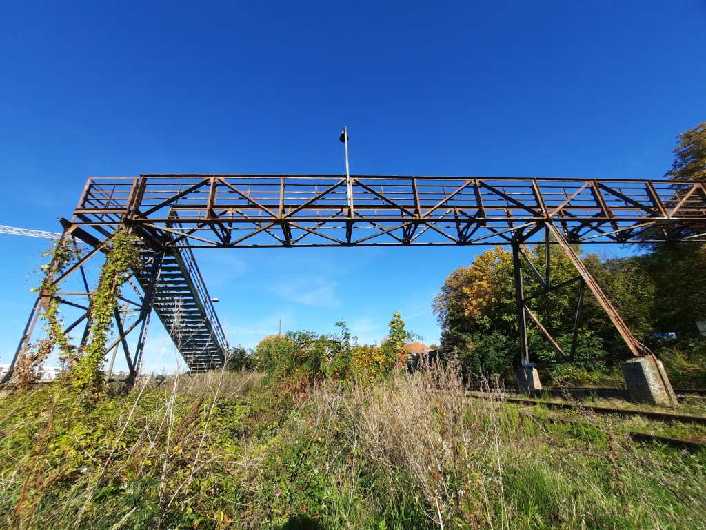 Brücke über Bahnschienen